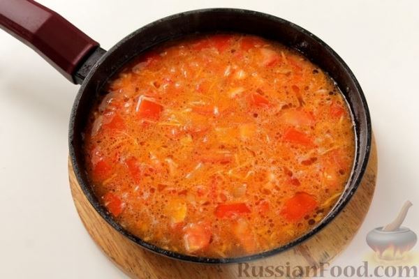 Голубцы со свининой, фасолью и рисом, в соусе из помидоров и сладкого перца