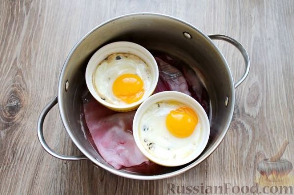 Яйца кокот с грибами и сметаной (на пару)