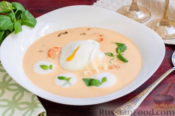 Креветочный суп "Биск" с грибами и яйцом пашот