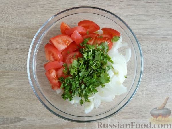 Салат из помидоров, лука и кинзы