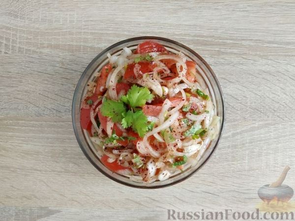 Салат из помидоров, лука и кинзы