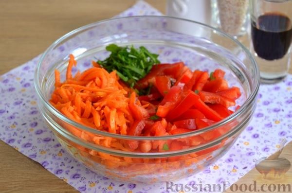 Салат с морковью по-корейски, болгарским перцем и кунжутом