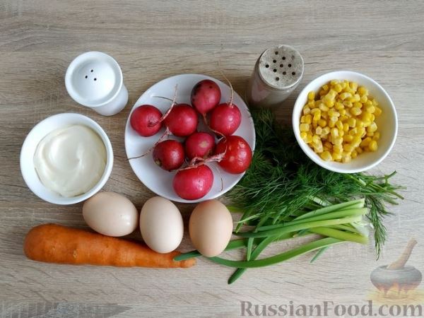 Салат с редиской, кукурузой, морковью и яйцами