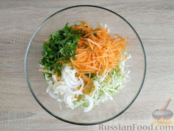 Салат с тунцом, молодой капустой и морковью