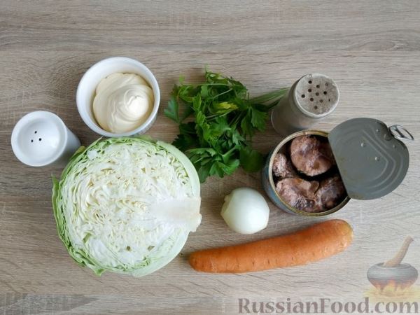 Салат с тунцом, молодой капустой и морковью
