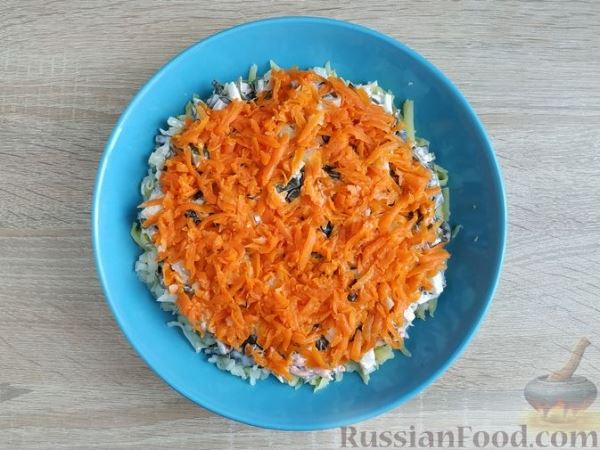 Слоёный салат с морской капустой, свёклой, картофелем и морковью
