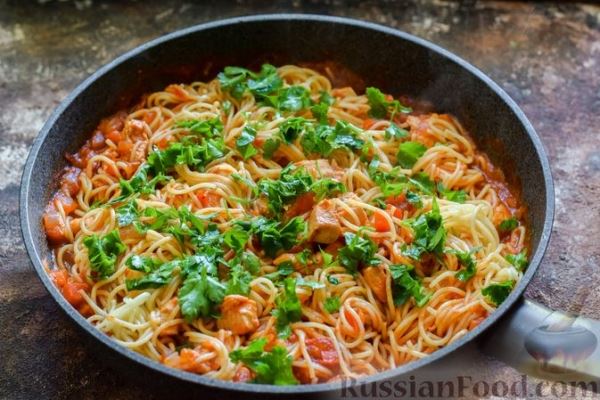 Спагетти с куриным филе и томатным соусом