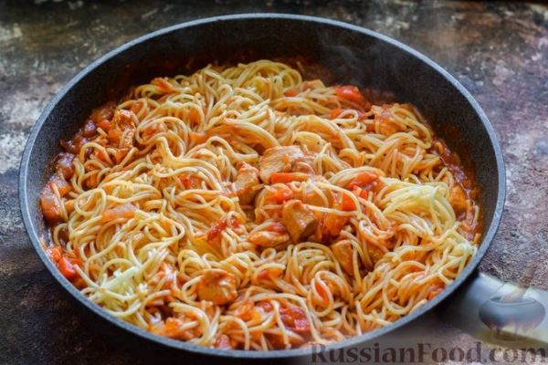 Спагетти с куриным филе и томатным соусом