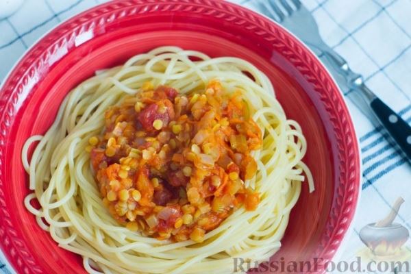 Спагетти с соусом из чечевицы и овощей
