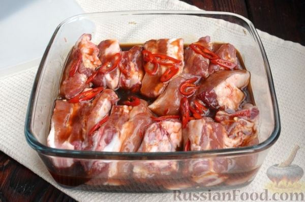 Свиные рёбра, запечённые в остром томатно-соевом маринаде