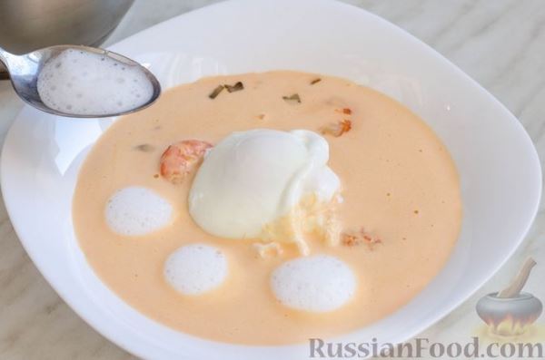 Креветочный суп "Биск" с грибами и яйцом пашот